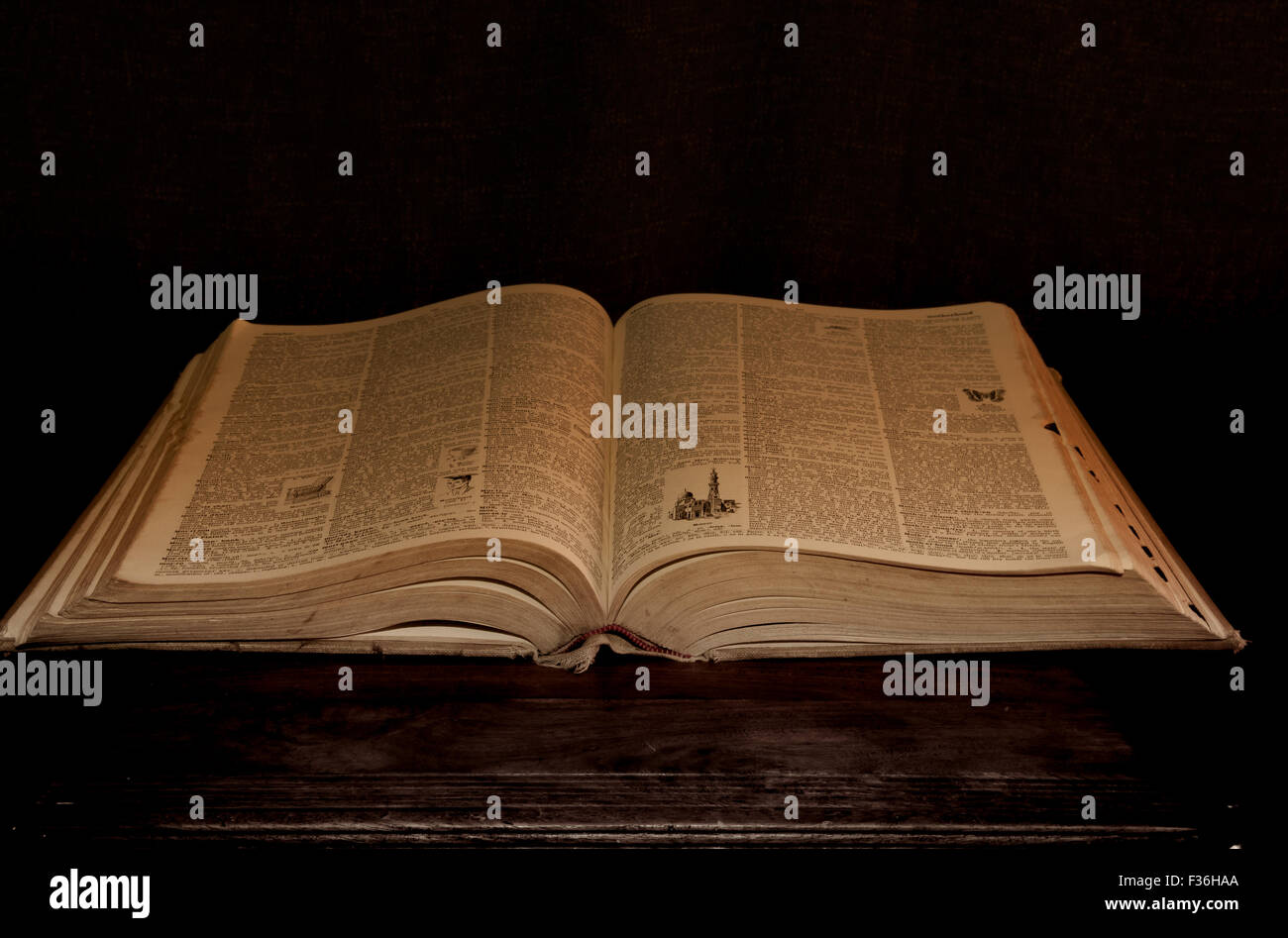 Vecchio libro con pagine aperte Foto Stock