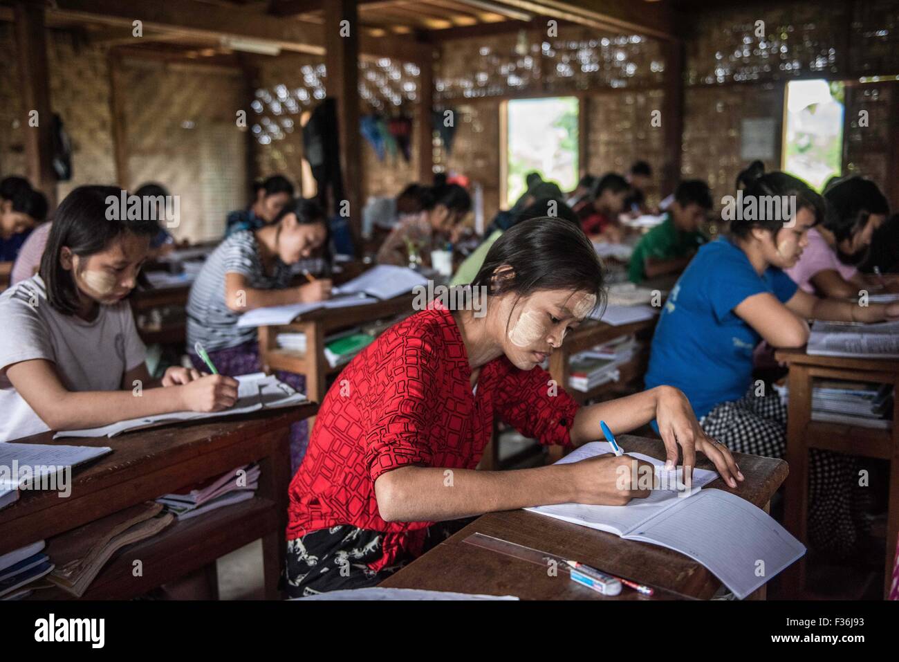 Studentesse studiare in una scuola di Stato Kachin, Myanmar Foto Stock