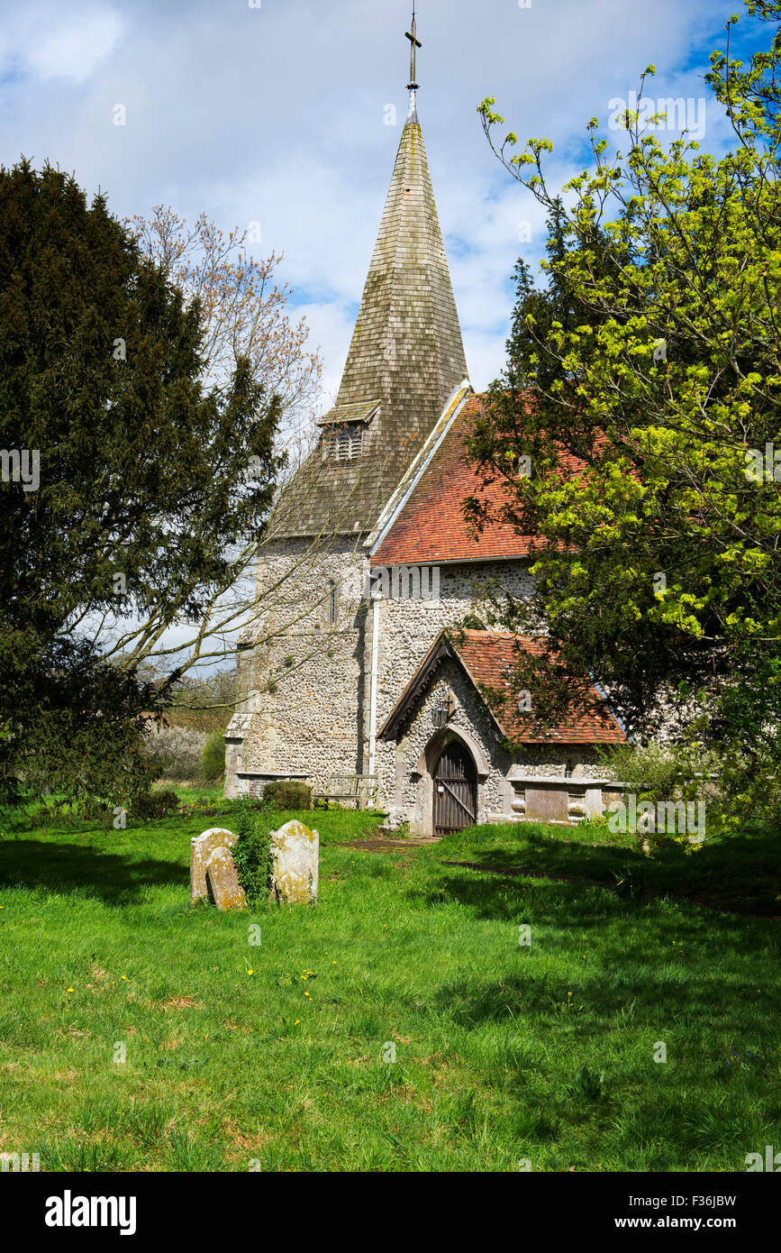 La chiesa di St Pancras nella frazione di Arlington su una mattina di primavera, East Sussex, Regno Unito Foto Stock