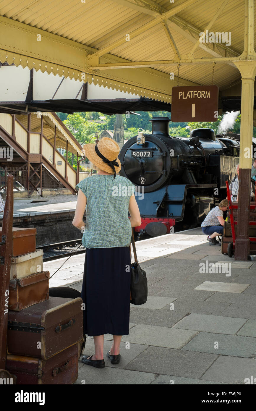 Un passeggero in attesa di un treno a vapore sulla piattaforma a Llangollen Stazione, Wales, Regno Unito Foto Stock