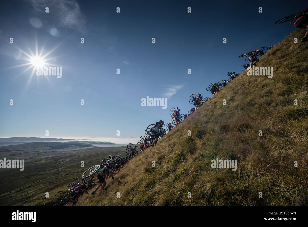 I piloti affrontare Simon cadde in tre cime ciclocross 2015, Yorkshire Dales, UK. Foto Stock