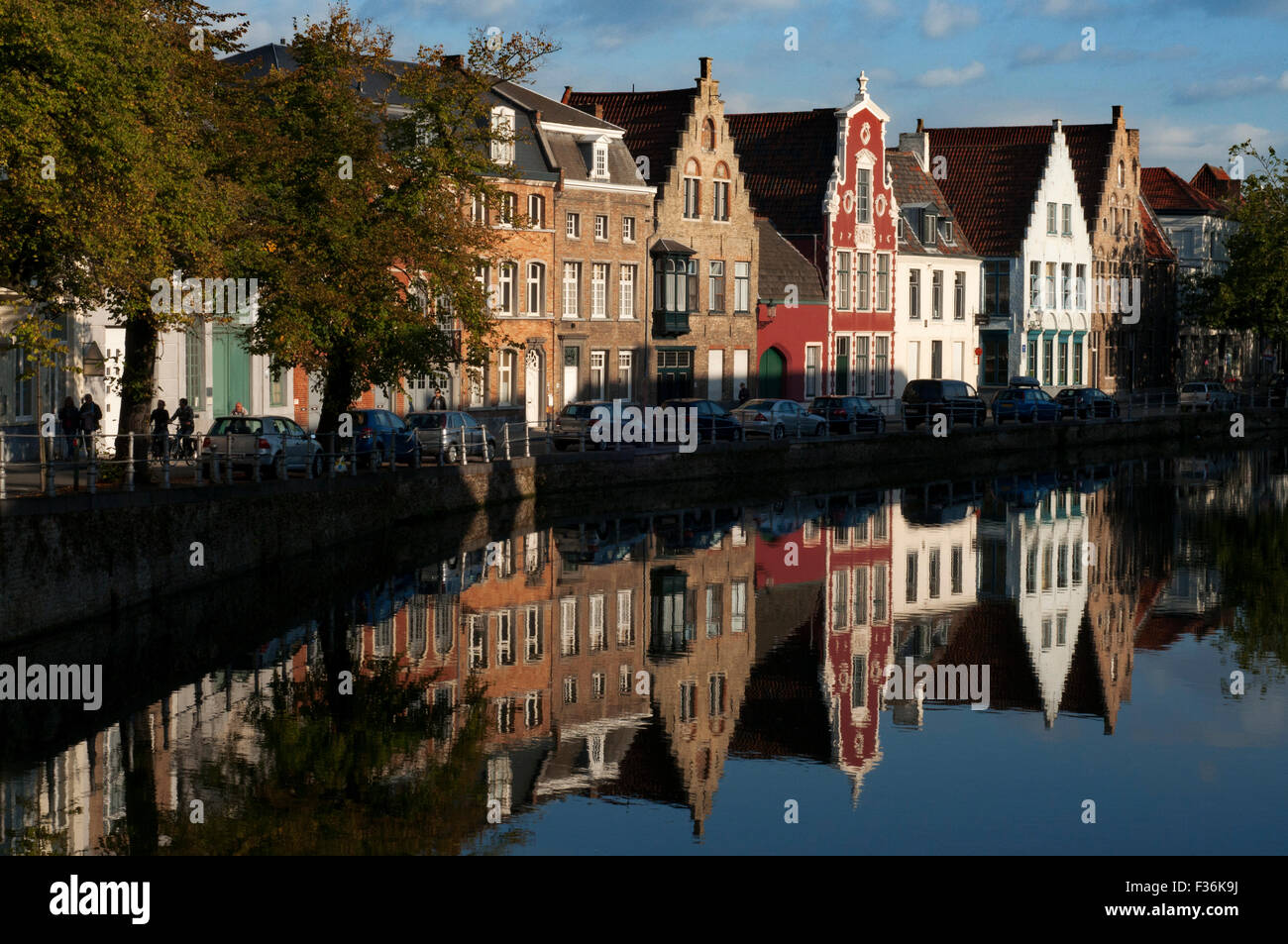 Langerei Street. Una miscela di stili di casa a fianco del canale centrale, rendono questo un modo particolarmente attraente di Brugge. Typi Foto Stock