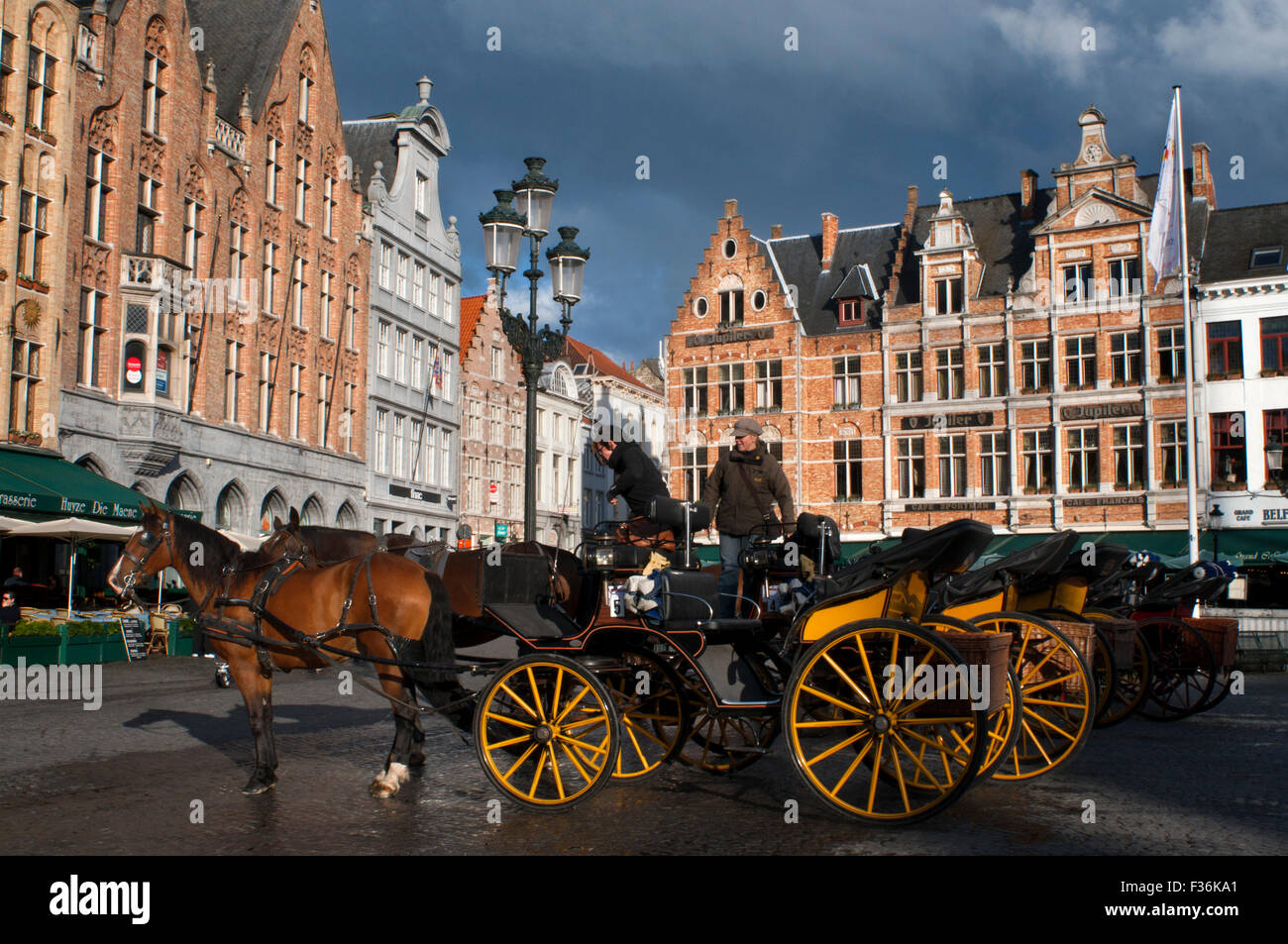 Bruges con carrozza a cavalli. La posizione centrale della piazza del mercato indica che questo è stato il cuore medievale della città Foto Stock