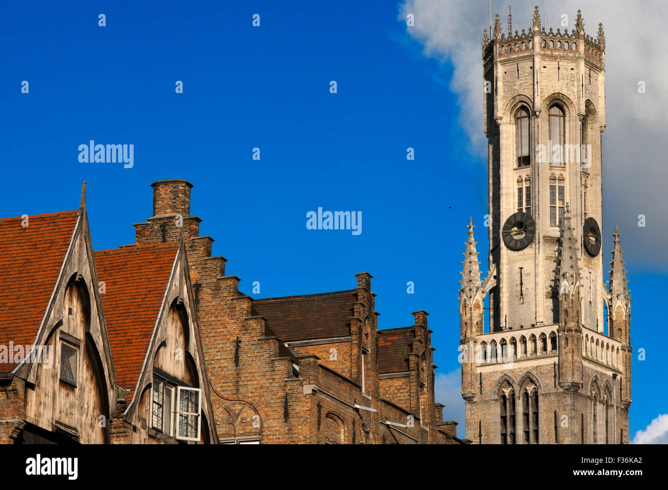 BRUGES : Il Belfry e il panno Hall. Tutto il complesso è ancora testimonia la rilevanza di Bruges come un commercio medievale c Foto Stock BRUGES : Il Belfry e il panno Hall. Tutto il complesso è ancora testimonia la rilevanza di Bruges come un commercio medievale c Foto Stock