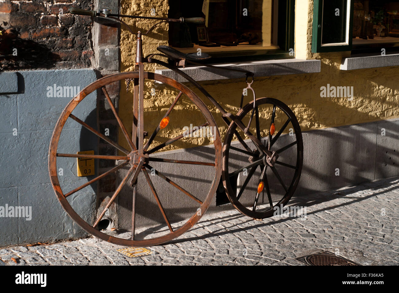 In bicicletta in Bruge: vecchia bicicletta davanti a una parete, Simon Stevin Plaza, Bruges, Belgio. Ricordate che Bruges è un luogo dove mor Foto Stock