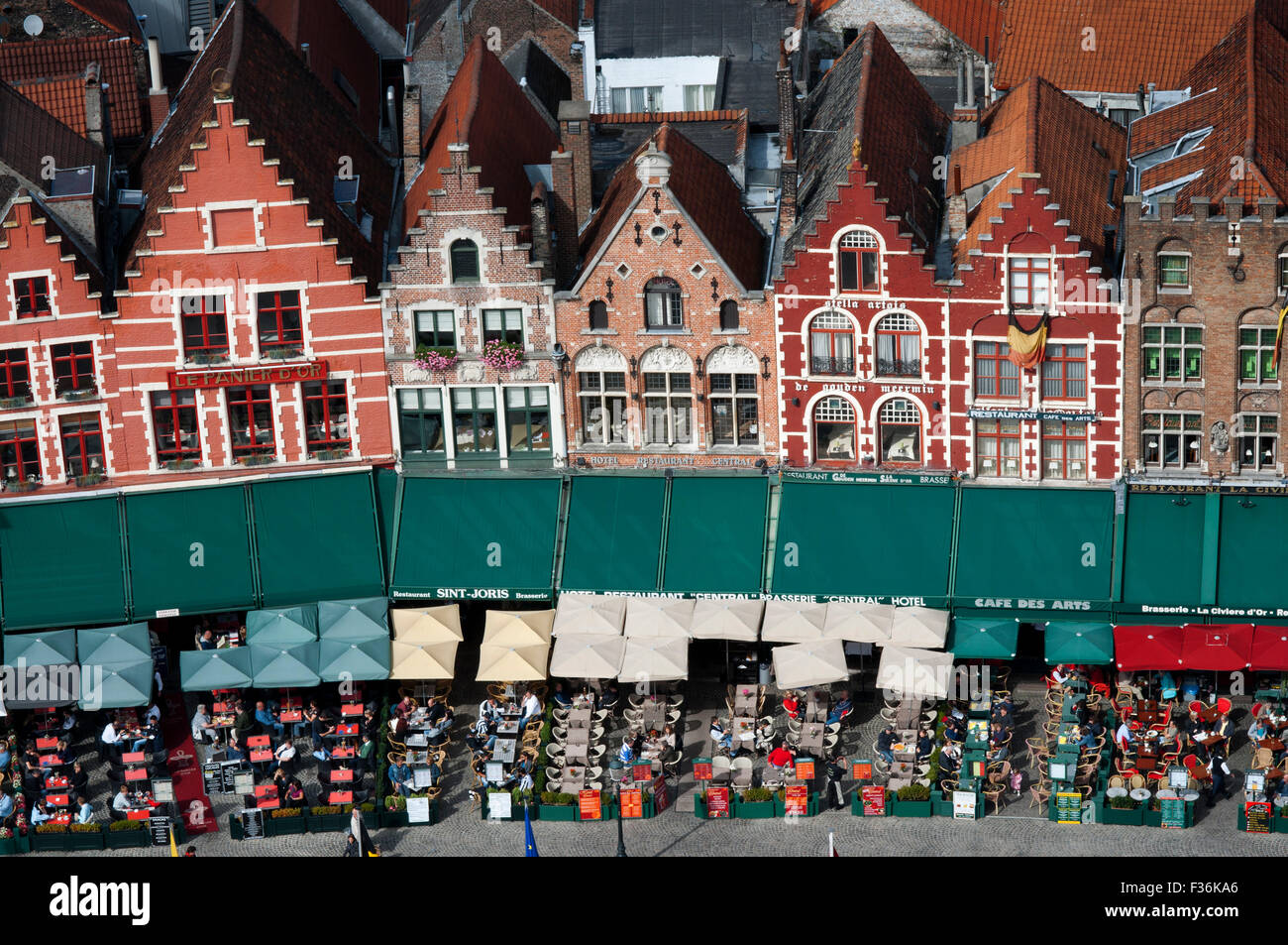 Fila di ornati edifici storici nella piazza del mercato di Bruges in Belgio. Sul lato meridionale del mercato diversi medievale-look Foto Stock