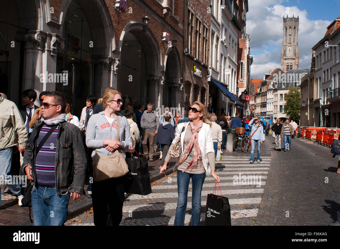 Shopping a Bruges. Bruges' le principali aree dello shopping sono situati tra 't Zand e Markt Square - Orari di apertura sono generalmente betw Foto Stock