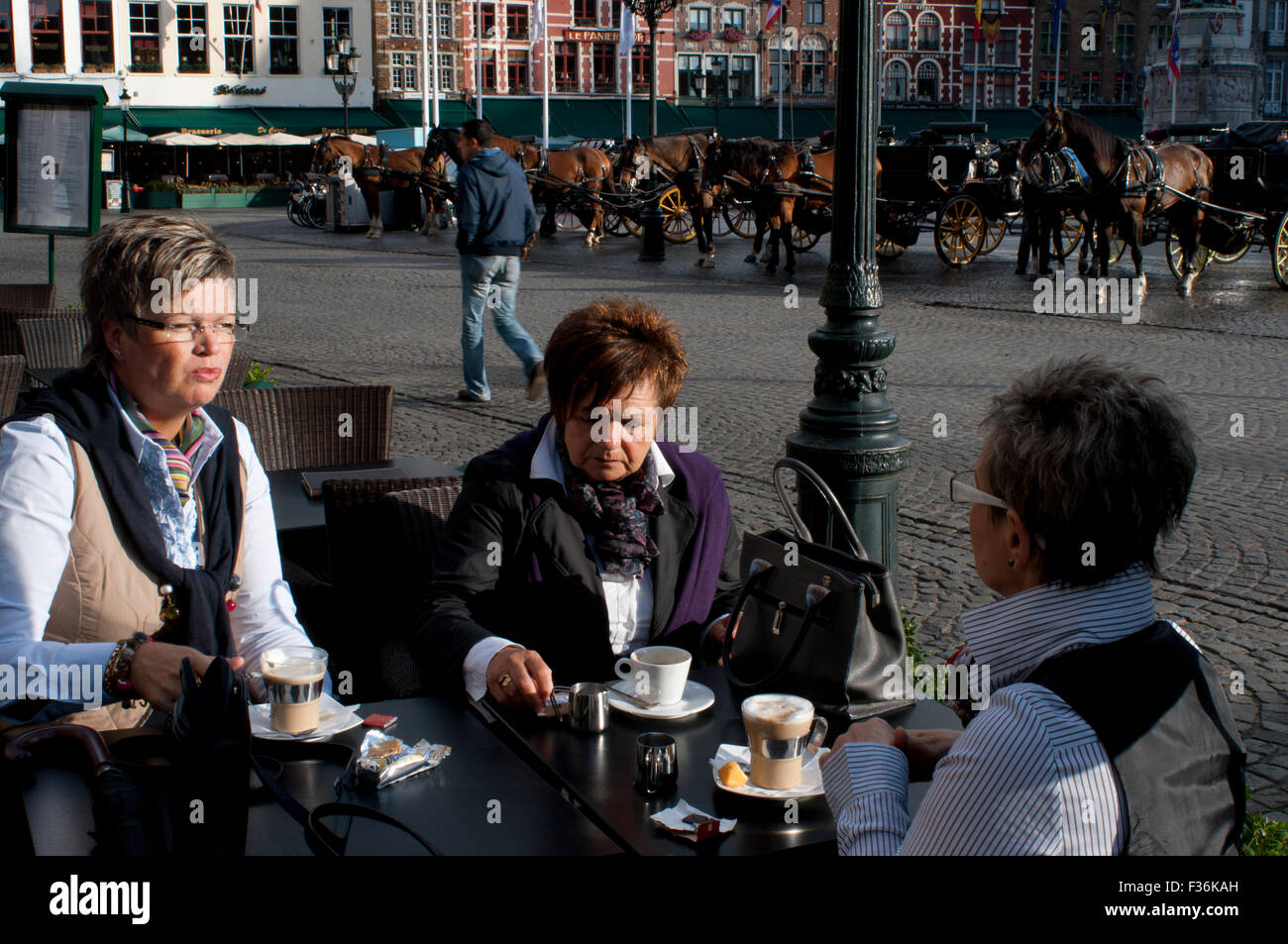 Bruges. Bar e ristoranti in Markt. Questo attraente area è il pezzo centrale della città e in molti periodi dell'anno potrai Foto Stock
