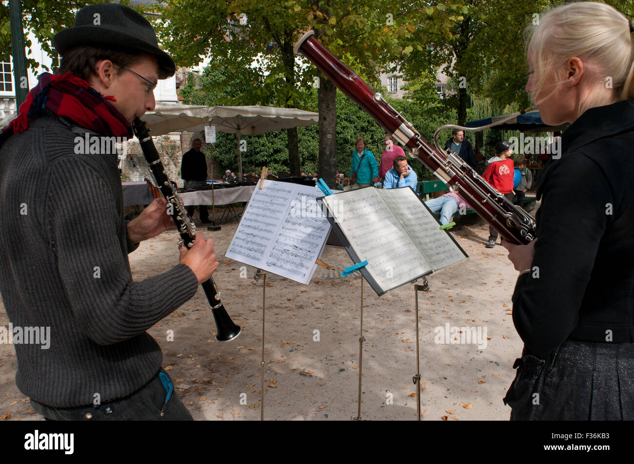 Musicisti sulla strada di fronte Dijver durante la Brugge centrale. Bruges. Foto Stock
