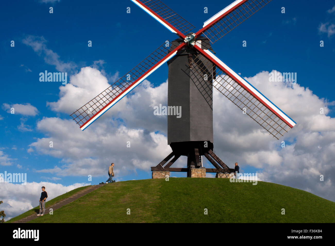 Bruges, il mulino a vento di legno Sint-Janshuismolen a Bruges, Belgio. San JANSHUIS & KOELEWEI MILLS :Il St. John House Mill e t Foto Stock