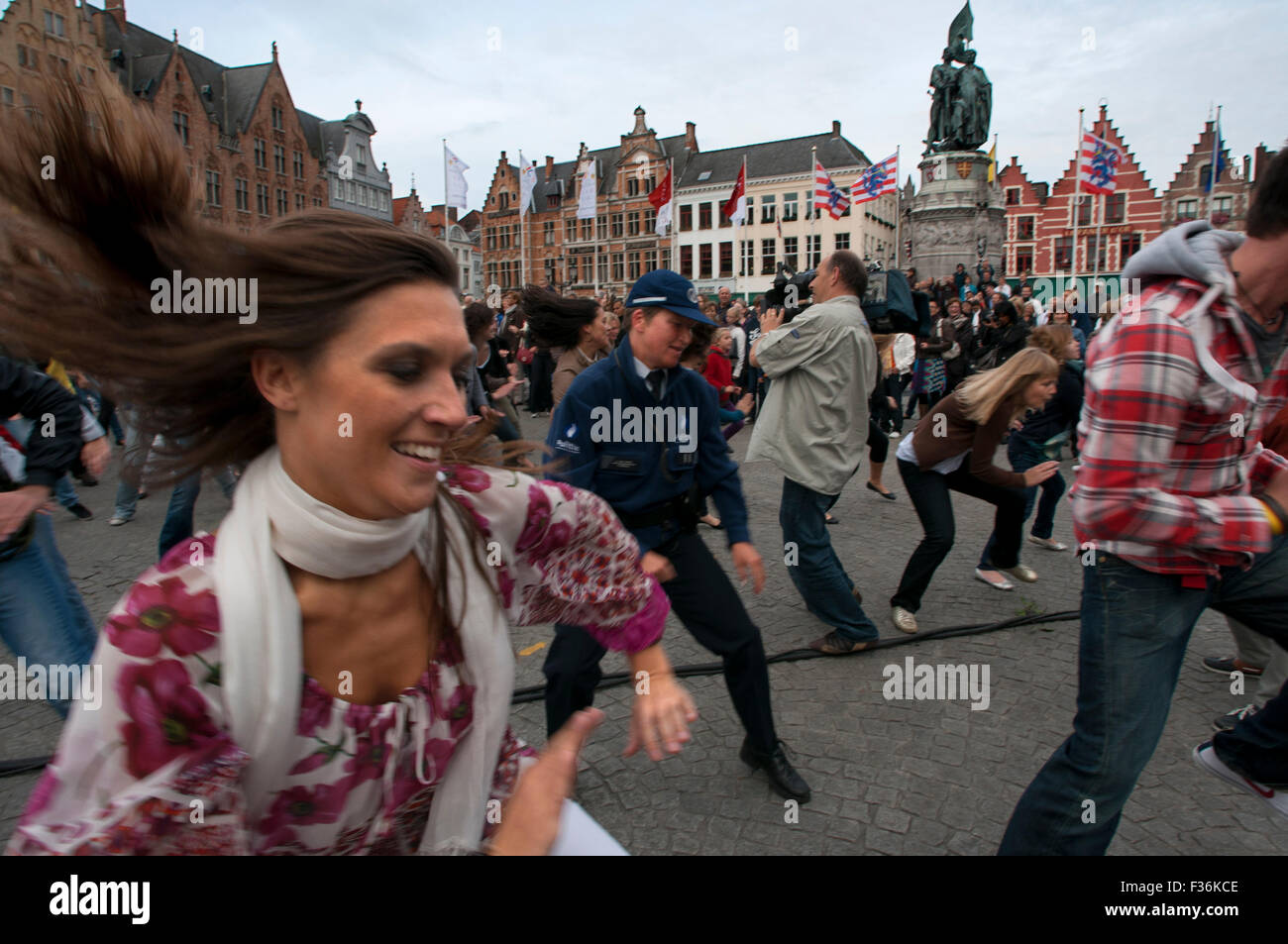 Flashmob al marchio durante il Autoloze Zondag festival. Foto Stock