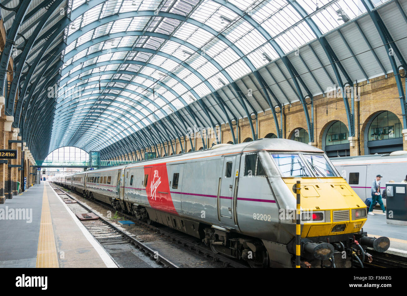 Una vergine in treno arrivando alla stazione Kings Cross Euston Rd Kings Cross Londra Inghilterra REGNO UNITO GB EU Europe Foto Stock
