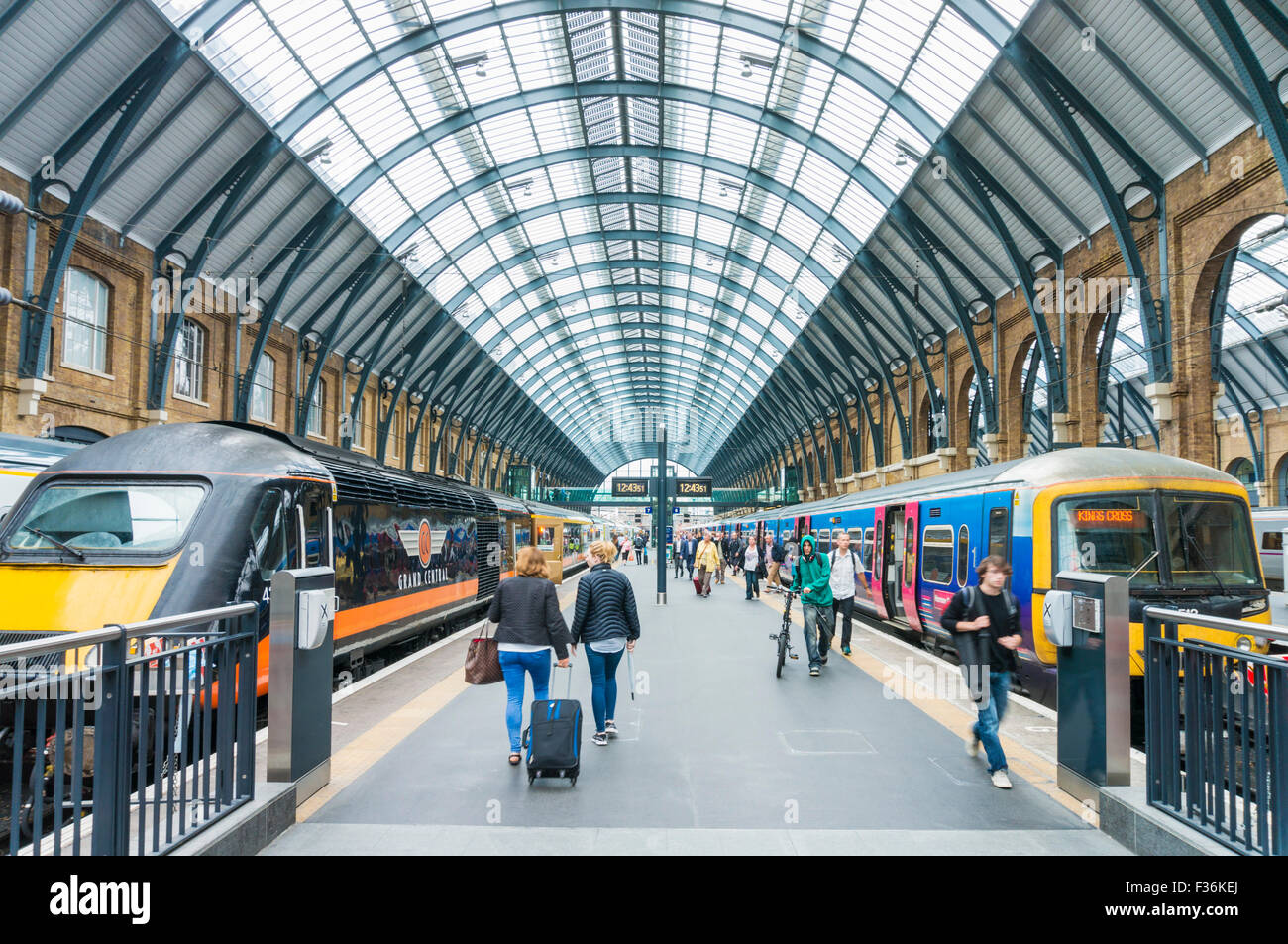 Due treni in arrivo partenza da Kings Cross Station Euston Rd Kings Cross Londra Inghilterra REGNO UNITO GB EU Europe Foto Stock