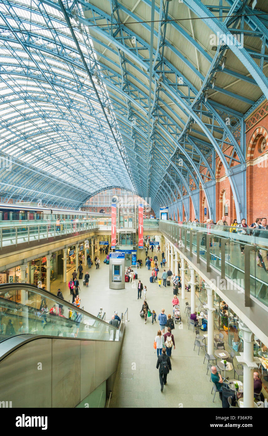 Interno del dalla stazione ferroviaria internazionale di St Pancras Londra Inghilterra REGNO UNITO GB EU Europe Foto Stock