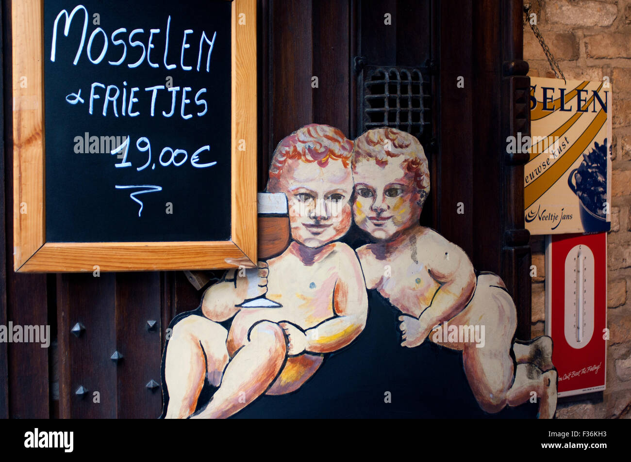 La famosa belga di cozze con le patatine fritte (mosselen incontrato frietjes). Le cozze sono un'impresa preferita e un lato-piatto di moules et frites/M Foto Stock