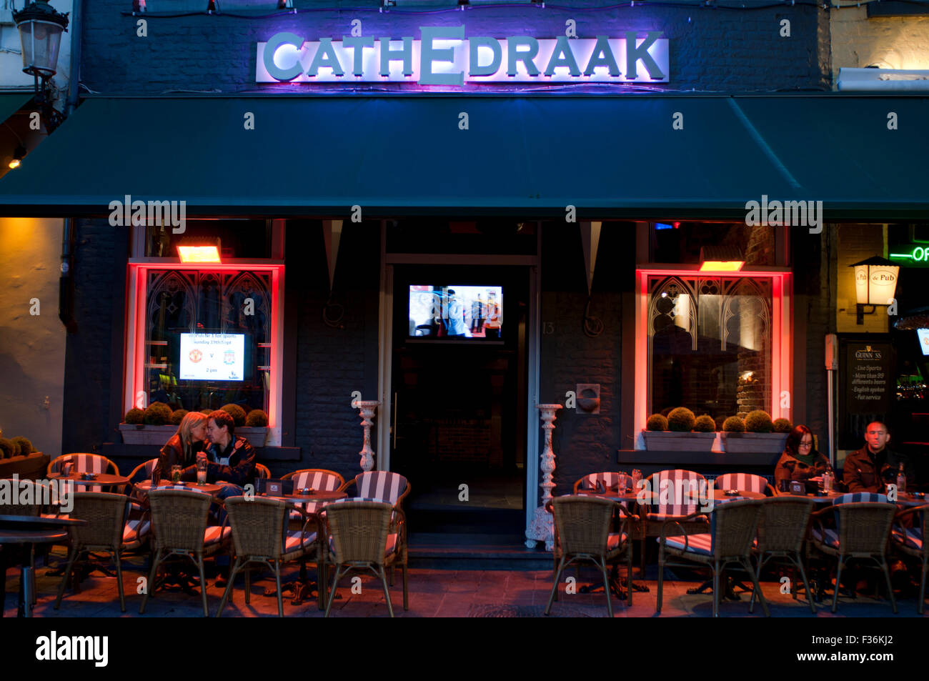 Pub cathedraak a Bruges. Cathedraak in Bruges mix nella gioiosa irriverenza un brioso party in una volta la sacra dintorni. Uno dei Foto Stock
