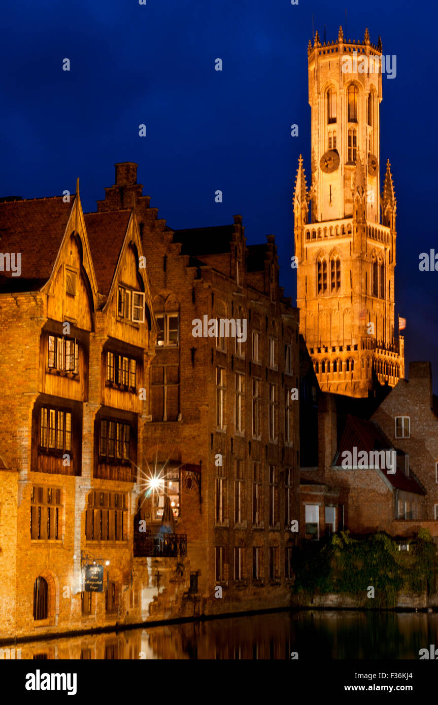 Una vista di uno dei numerosi canali che scorrono attraverso la città medievale di Bruges e il campanile. Bruges, talvolta noto come il V Foto Stock Una vista di uno dei numerosi canali che scorrono attraverso la città medievale di Bruges e il campanile. Bruges, talvolta noto come il V Foto Stock