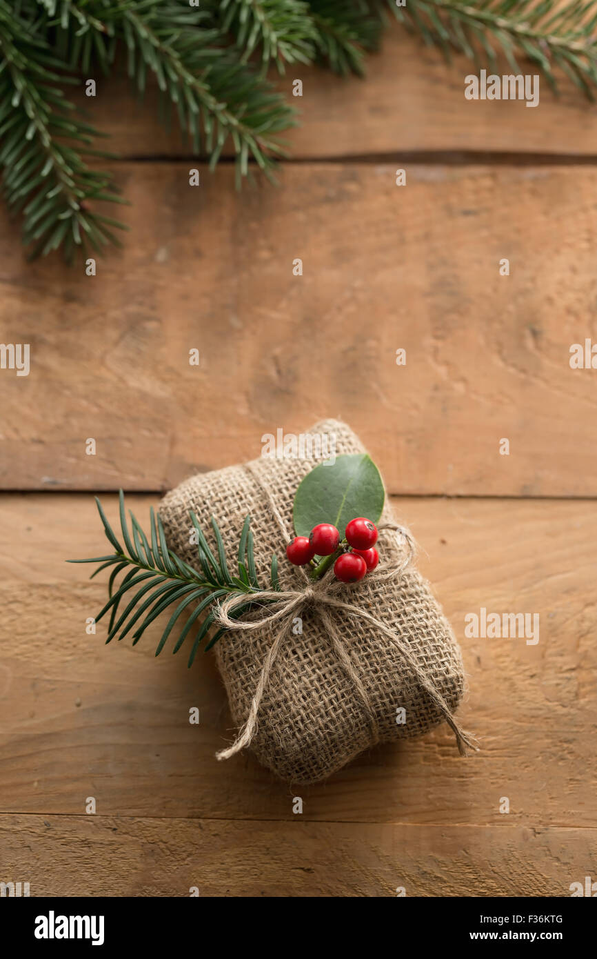 Vacanza natura dono avvolto con agrifoglio bacche Foto Stock