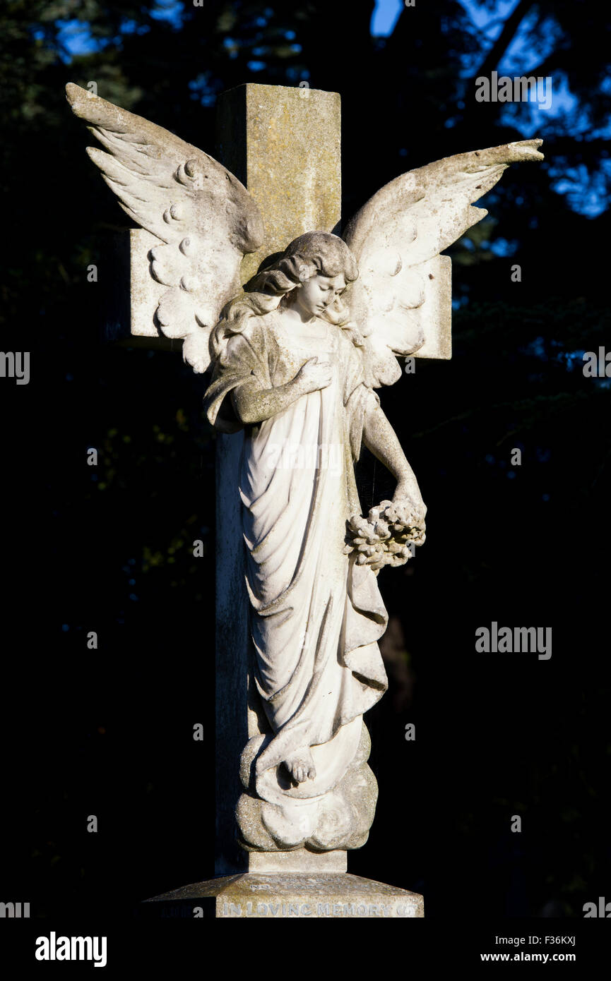 Angelo croce di pietra tombale nella luce solare. In Inghilterra. Foto Stock