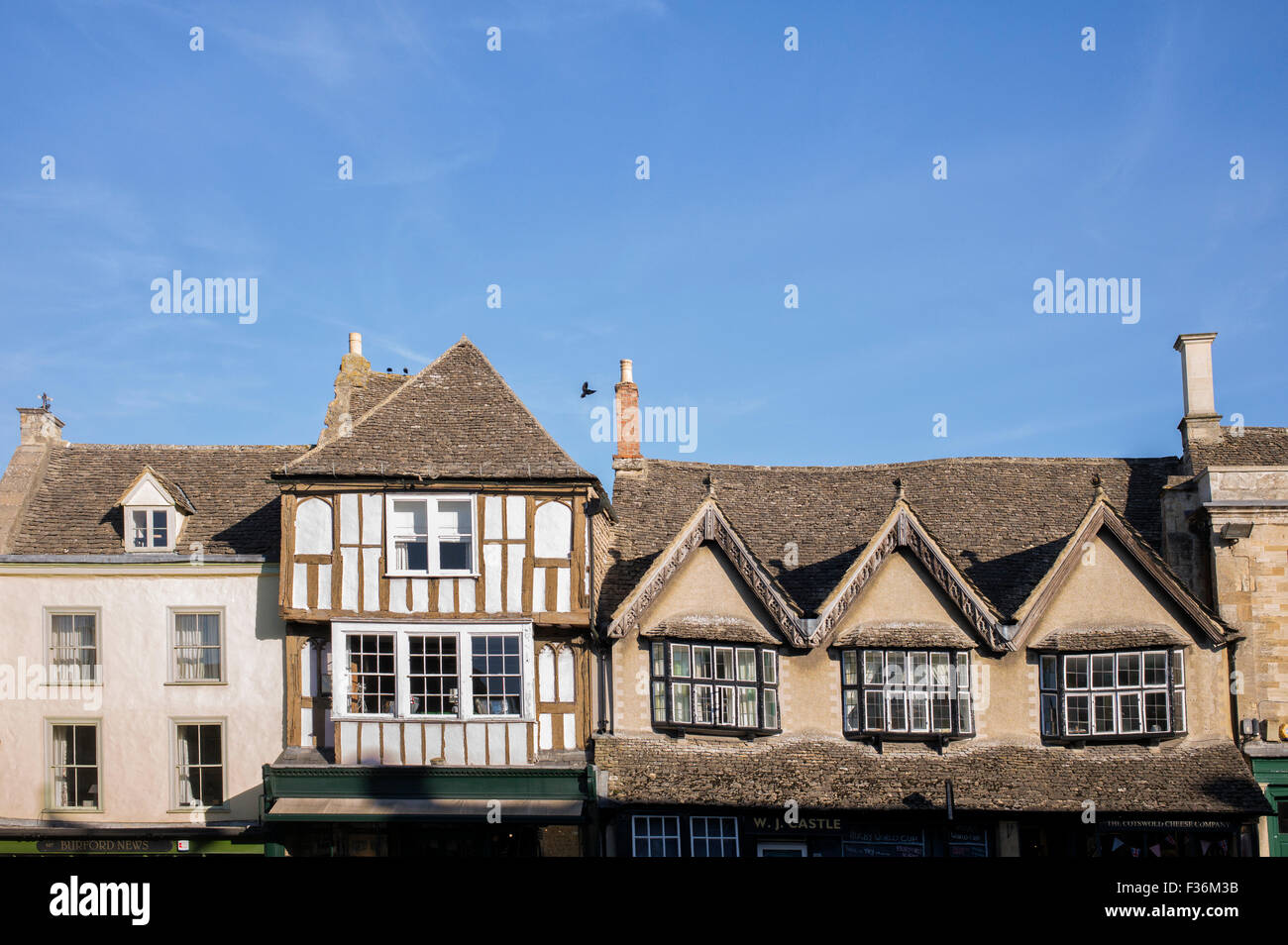 Burford high street shop facciate di edifici. Cotswolds, Oxfordshire, Inghilterra Foto Stock