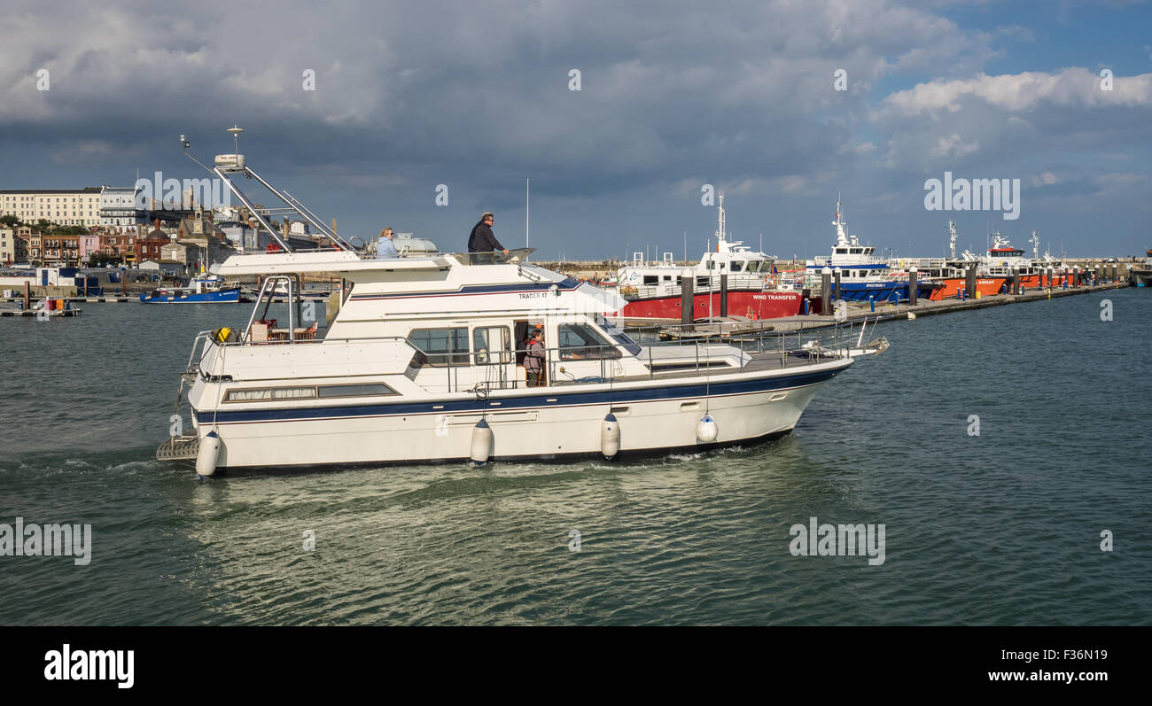 Motor Cruiser lasciando Ramsgate Marina per il mare aperto. Foto Stock
