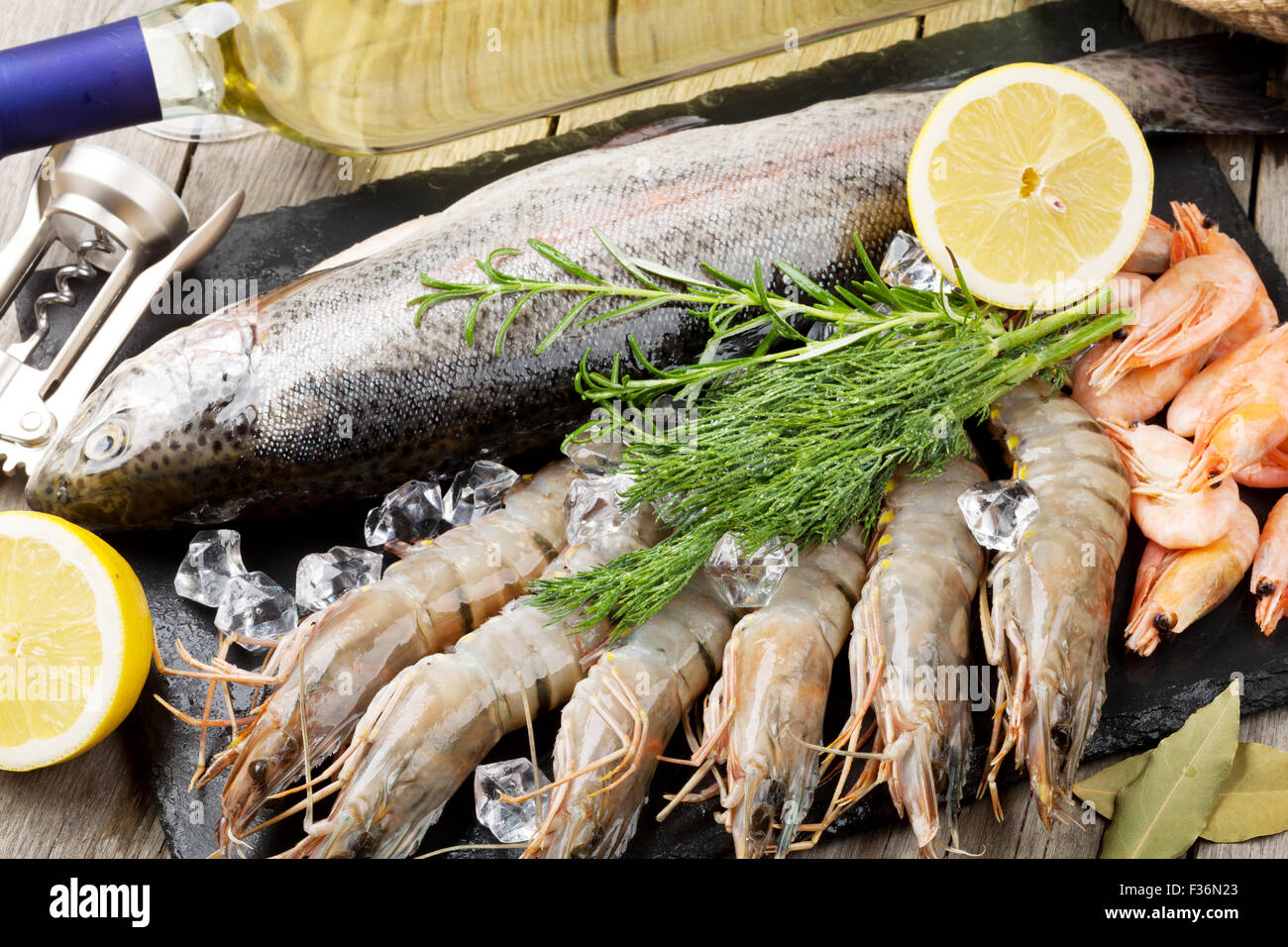 Crudo fresco il cibo del mare con spezie e vino bianco su tavola di legno sfondo Foto Stock