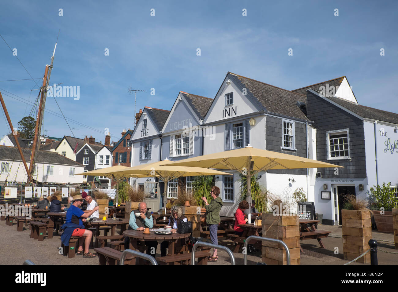 Topsham un villaggio sul fiume Capodanno in East Devon England Regno Unito l'accendino Inn Pub Foto Stock