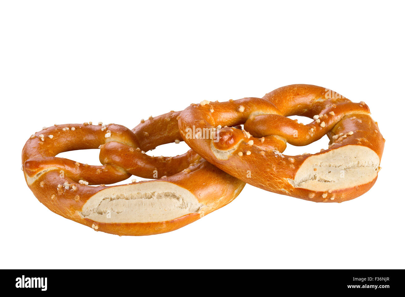 Un pretzel è un tipo di pane cotto prodotto realizzato da impasti più comunemente conformato in un nodo, isolati su sfondo bianco. Foto Stock