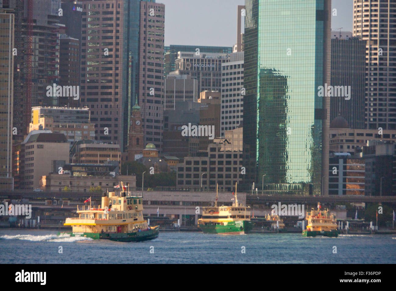 I traghetti in arrivo e partenza da Circular Quay station con grattacieli CBD skyline della città dietro Sydney New South Wales NSW Foto Stock