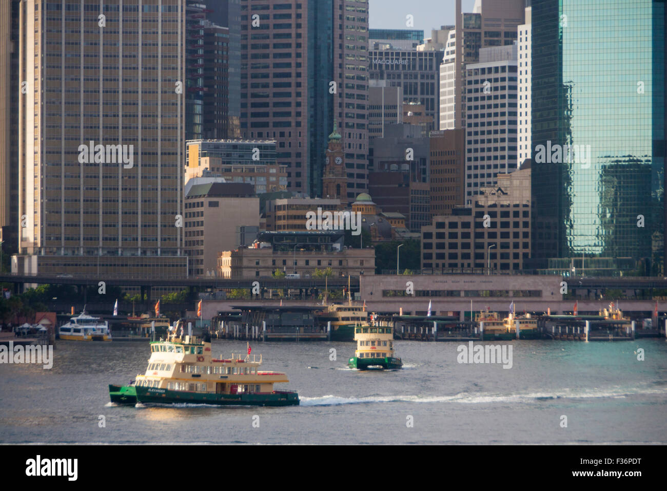 Ferry di Sydney Alexander e Charlotte uscire Circular Quay con skyline della città CBD grattacieli in background Sydney New South Foto Stock