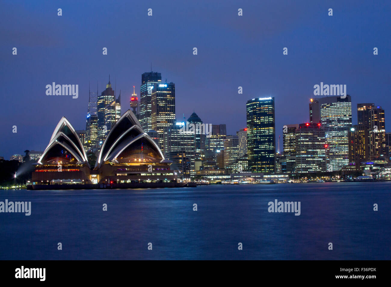 Sydney Opera House e il CBD skyline al Distretto Centrale degli Affari di notte da Kirribilli NSW Sydney Australia Foto Stock