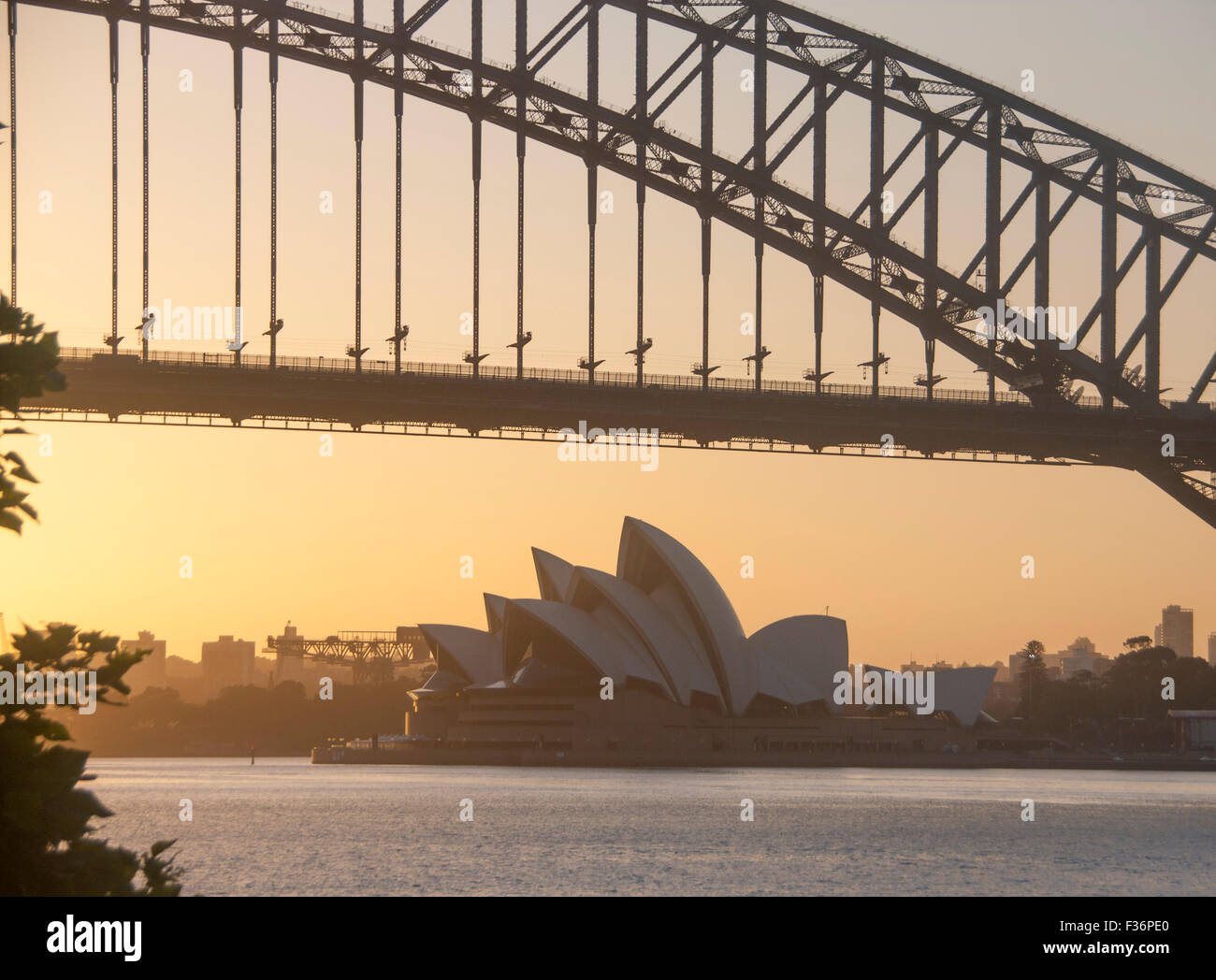 Sydney Opera House e Harbour Bridge dal Blues Point Reserve all'alba sunrise Sydney New South Wales NSW Australia Foto Stock