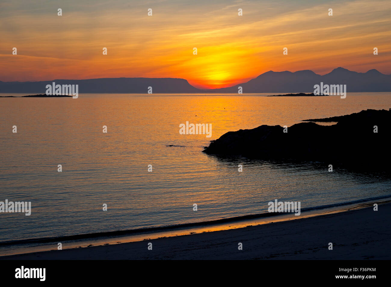Camusdarach Beach, Scozia , NEL REGNO UNITO. 30 Settembre, 2015. Sulla spiaggia Camusdarach visualizzazione di un tramonto spettacolare dopo un altro soleggiata giornata calda guardando verso le isole scozzesi di Eigg e il Rum. Foto Stock