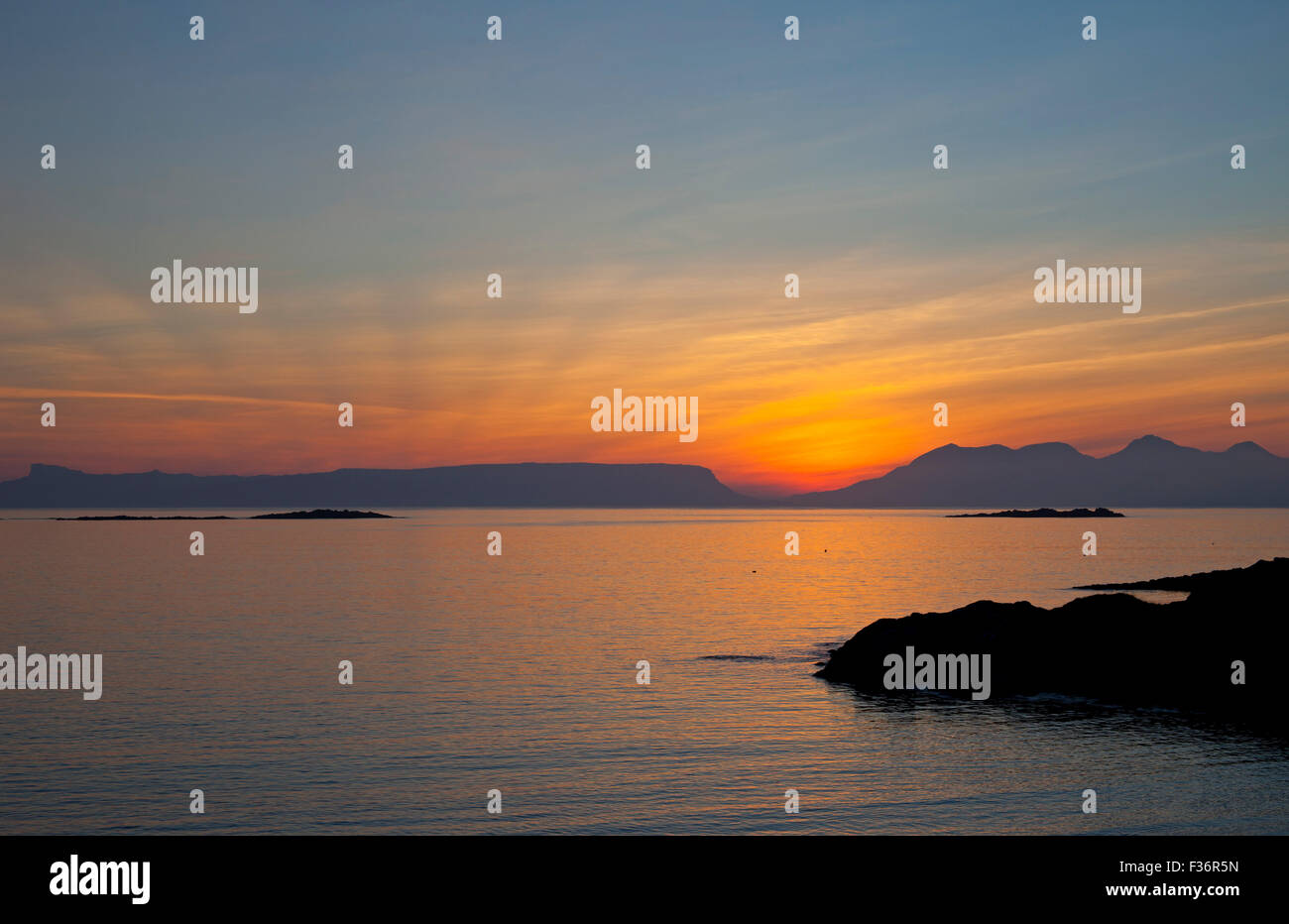 Camusdarach Beach, Scozia , NEL REGNO UNITO. 30 Settembre, 2015. Sulla spiaggia Camusdarach visualizzando il tramonto dopo un altro soleggiata giornata calda guardando verso le isole scozzesi di Eigg e il Rum. Foto Stock