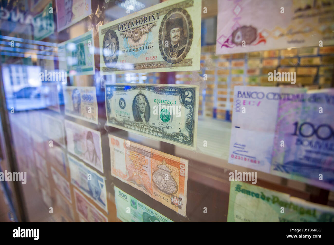 Vecchie fatture della carta nella finestra di Cambio valuta Cassetta in Praga, Repubblica Ceca Foto Stock