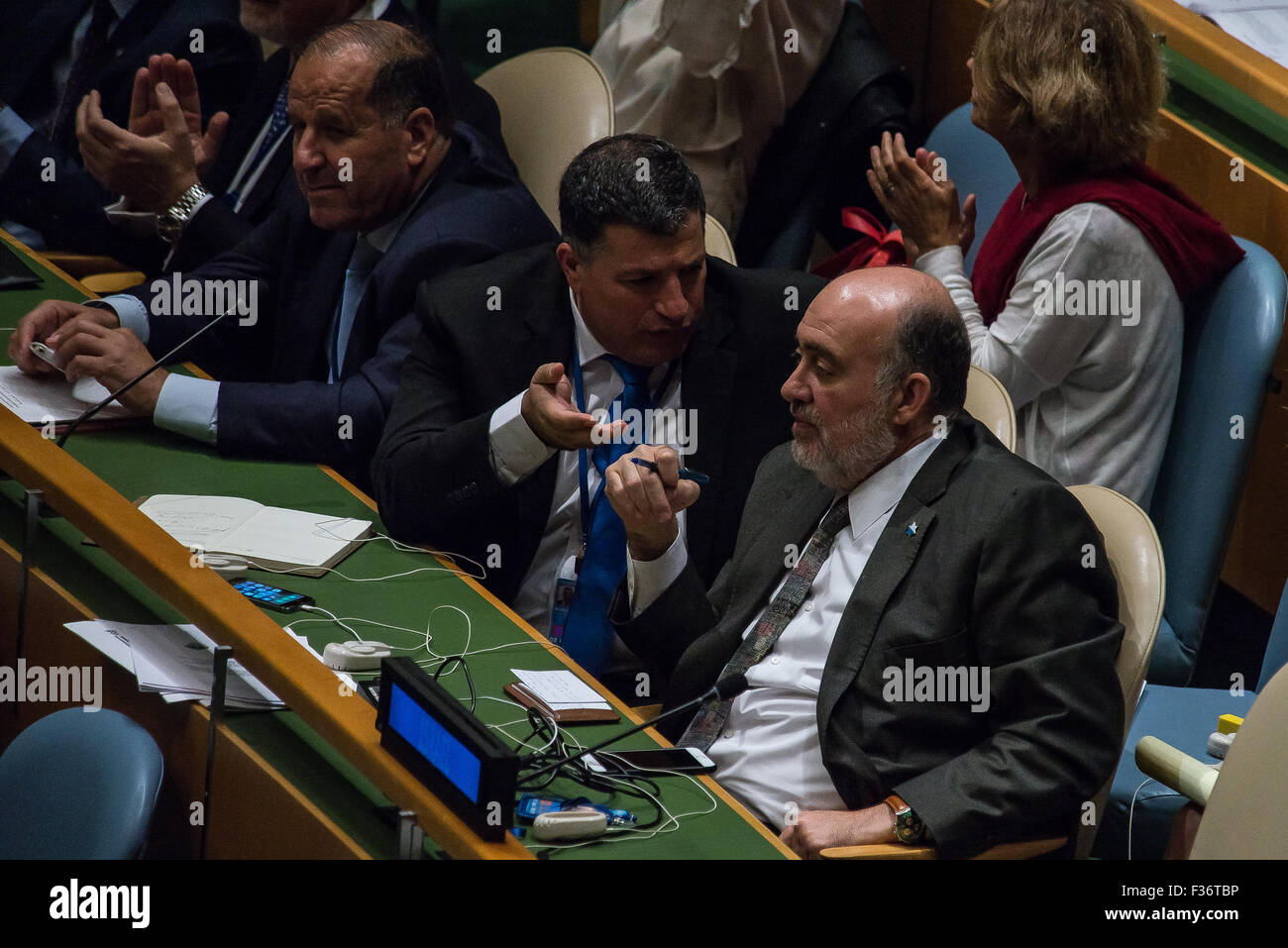 New York, Stati Uniti. Il 30 settembre, 2015. Ambasciatore israeliano Prosor (destra) reagisce a Abbas' parlato. Il presidente palestinese Mahmoud Abbas ha parlato all'Assemblea generale delle Nazioni Unite, annunciando che la Palestina non sarà più rispettare i termini degli accordi di Oslo. Credito: Albin Lohr-Jones/Pacific Press/Alamy Live News Foto Stock