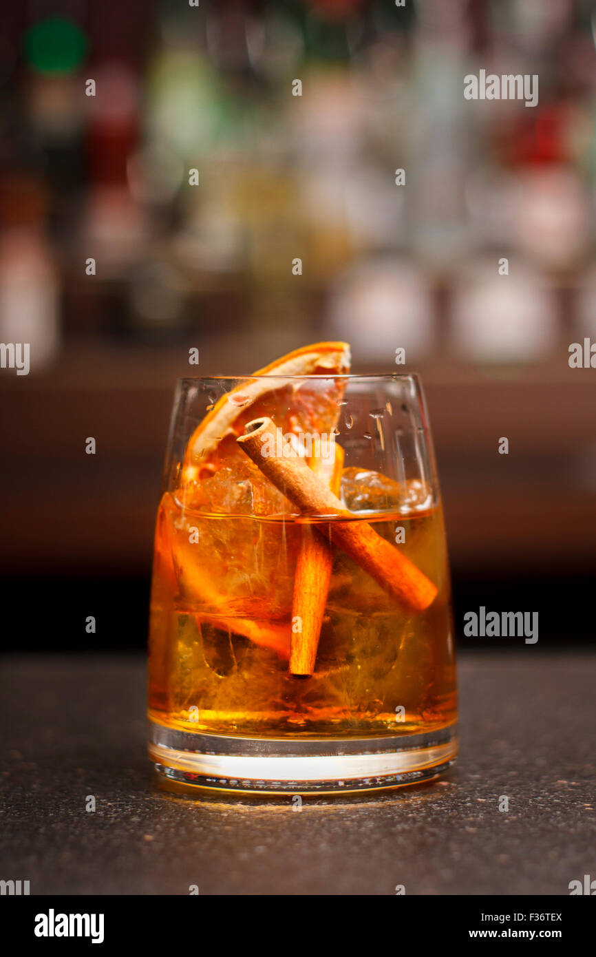 In vecchio stile cocktail con secchi di colore arancione e la stecca di cannella Foto Stock
