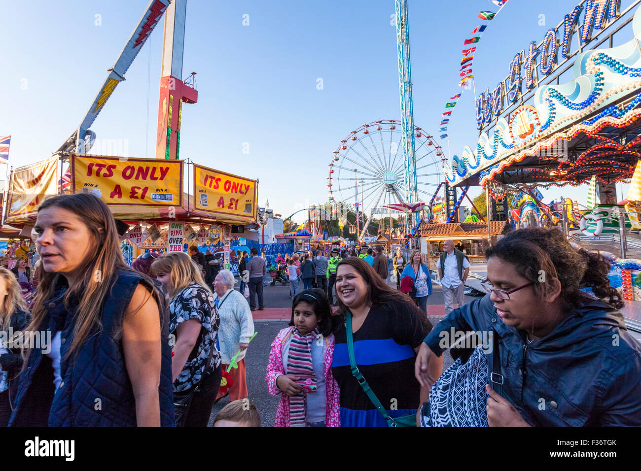 Nottingham, Regno Unito. Il 30 settembre 2015. Nottingham Fiera d'oca inaugurato questa sera e prosegue fino a domenica 3 ottobre. Si tratta di uno dei più grandi d'Europa fiere di viaggio con una storia che risale a oltre 720 anni. Credito: Martyn Williams/Alamy Live News Foto Stock