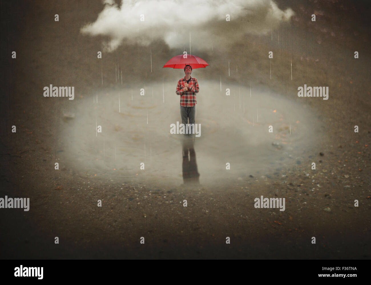 Ragazzo in miniatura sorridente in piedi in una pozzanghera con un ombrello rosso con un big cloud Foto Stock