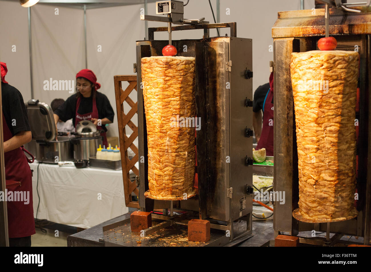 Kebab Döner BBQ giros ristoranti mediorientali su sputa Foto Stock