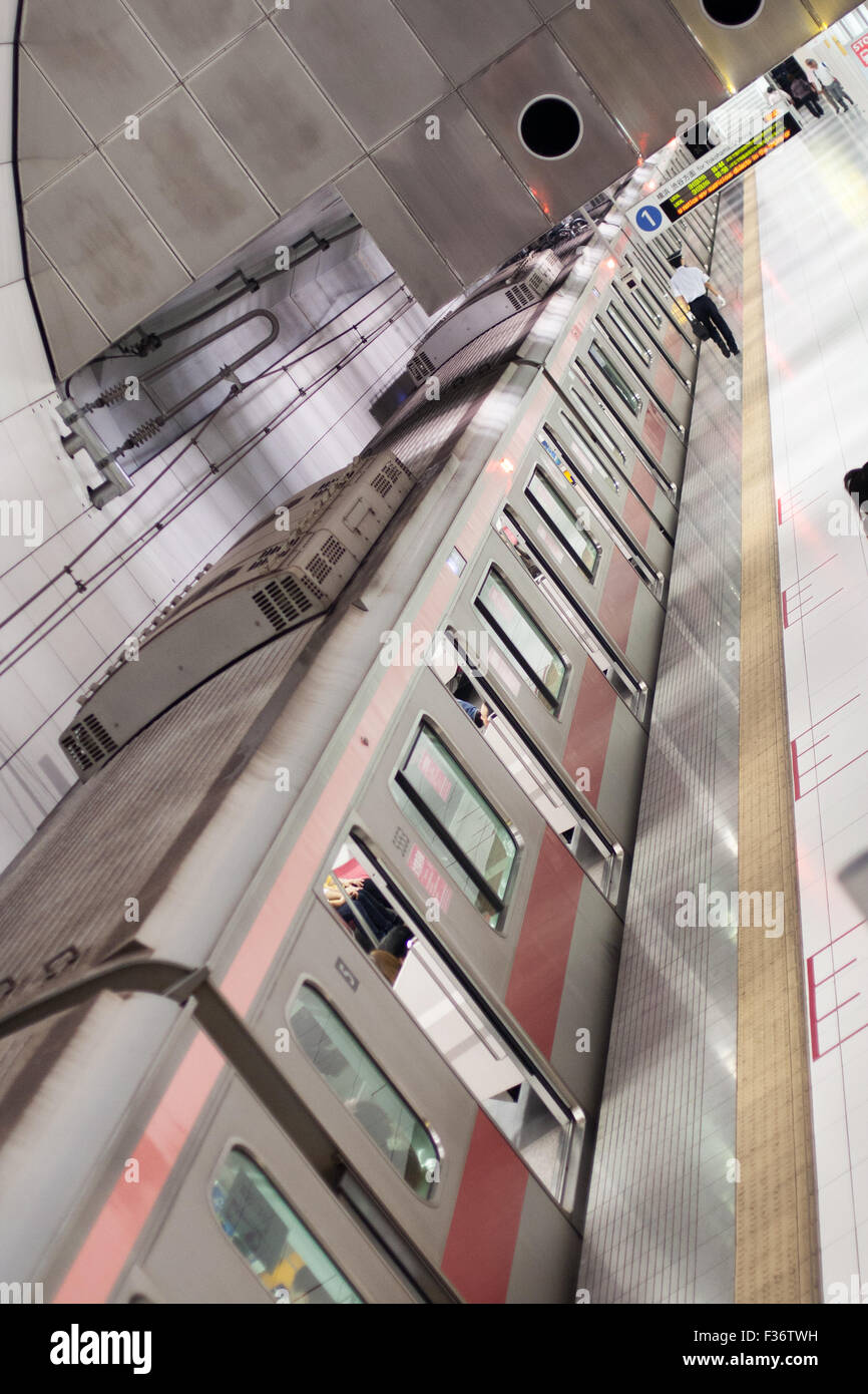 Stazione metropolitana visto dal di sopra con il conduttore a piedi parte anteriore Foto Stock