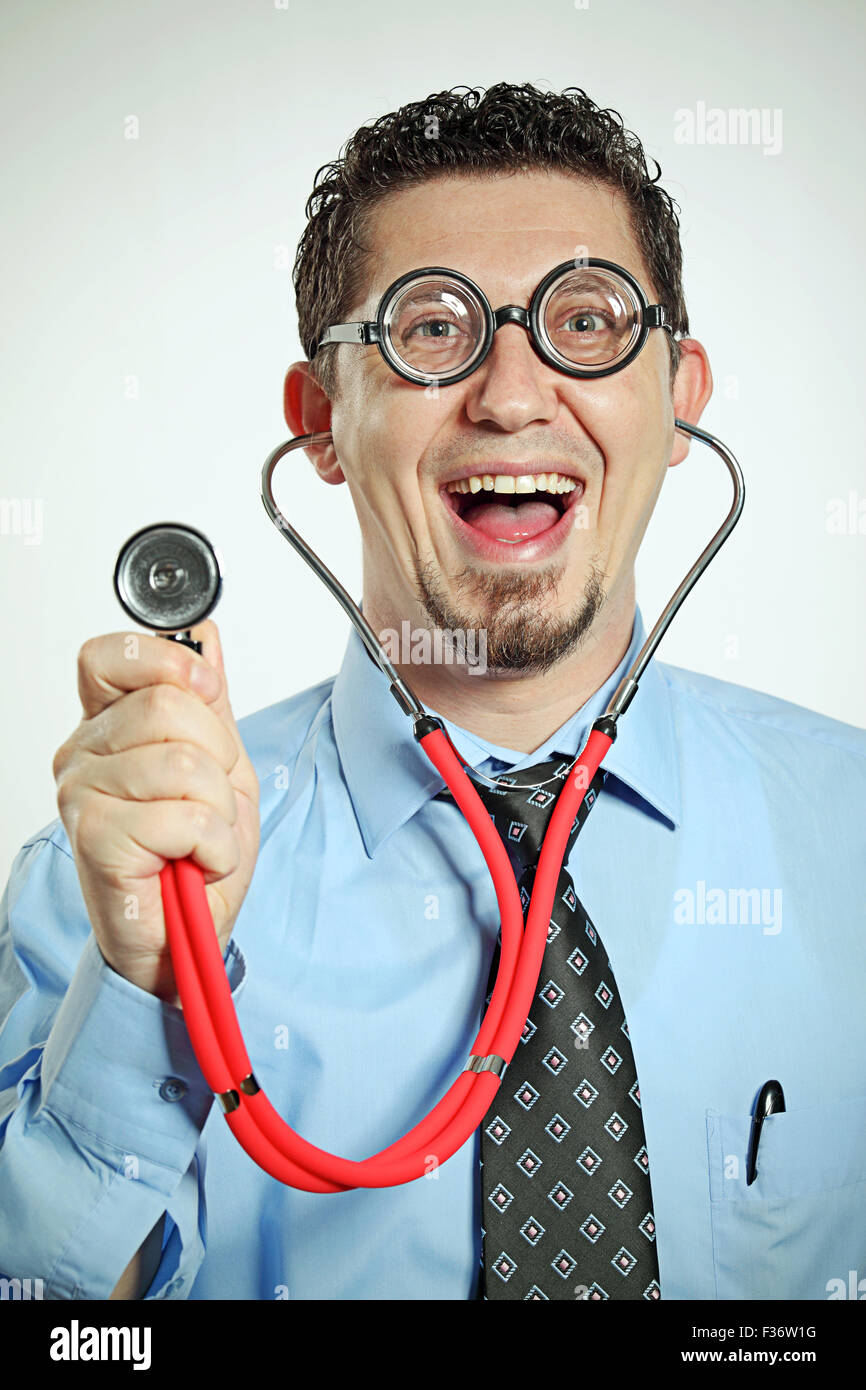 Crazy medico tenendo uno stetoscopio Foto Stock
