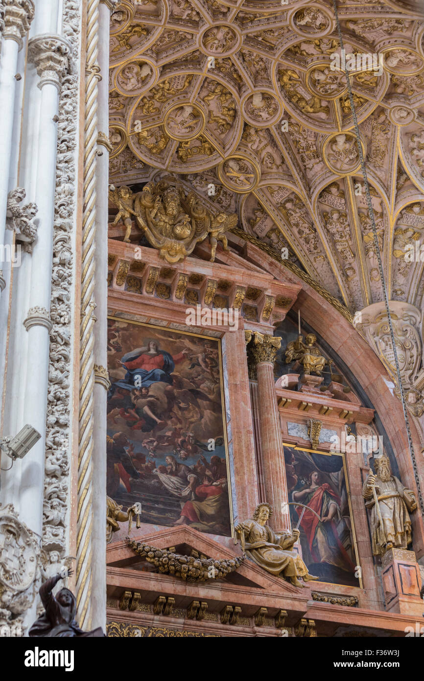 Avila, Spagna - 10 August 2015: all'interno della vista della Cattedrale di Avila, una romanica e gotica chiesa nel sud della Vecchia Castiglia Foto Stock