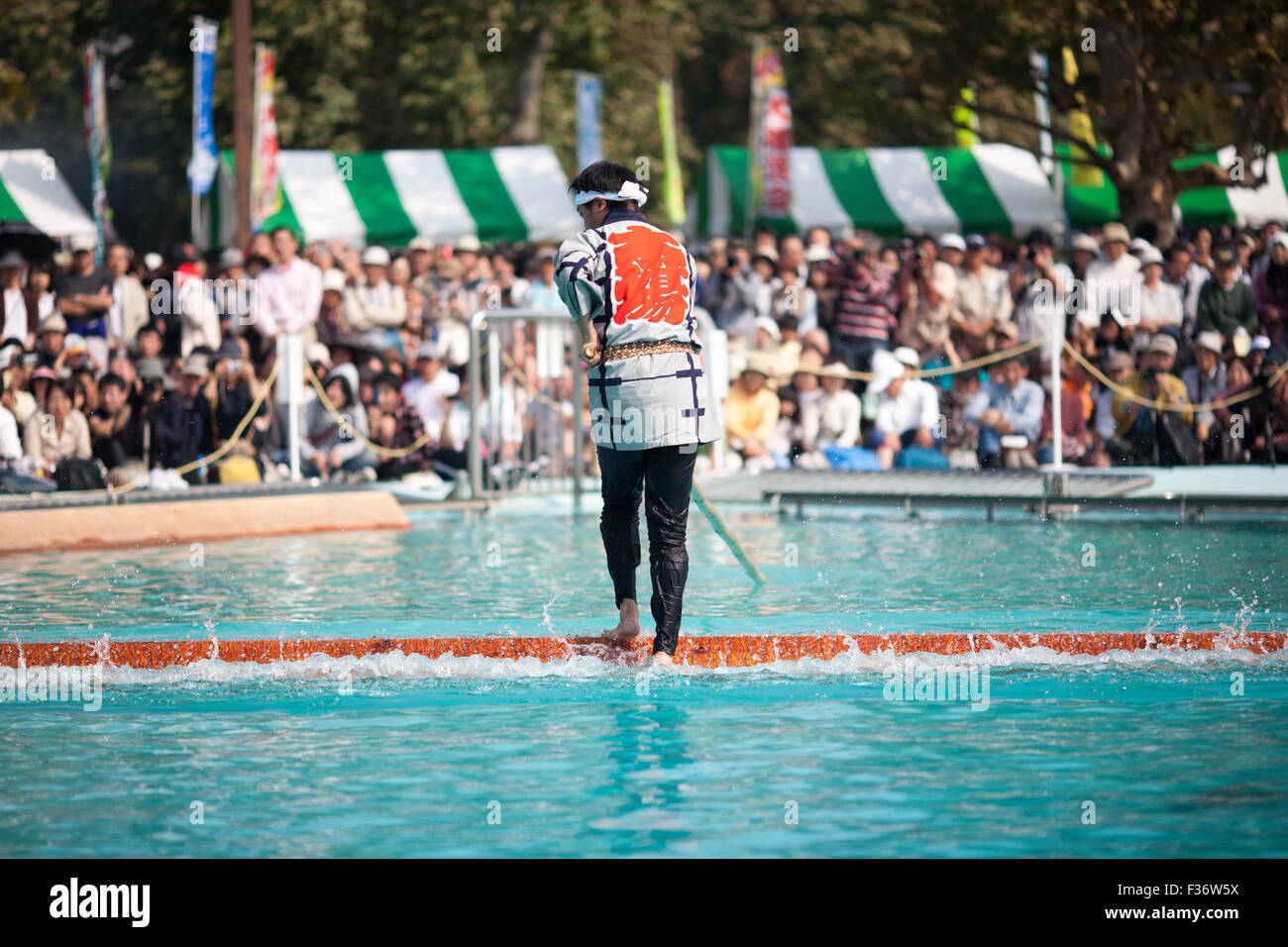 Tradizionale yukata Giapponesi in equilibrio su registro quadrato su acqua Foto Stock