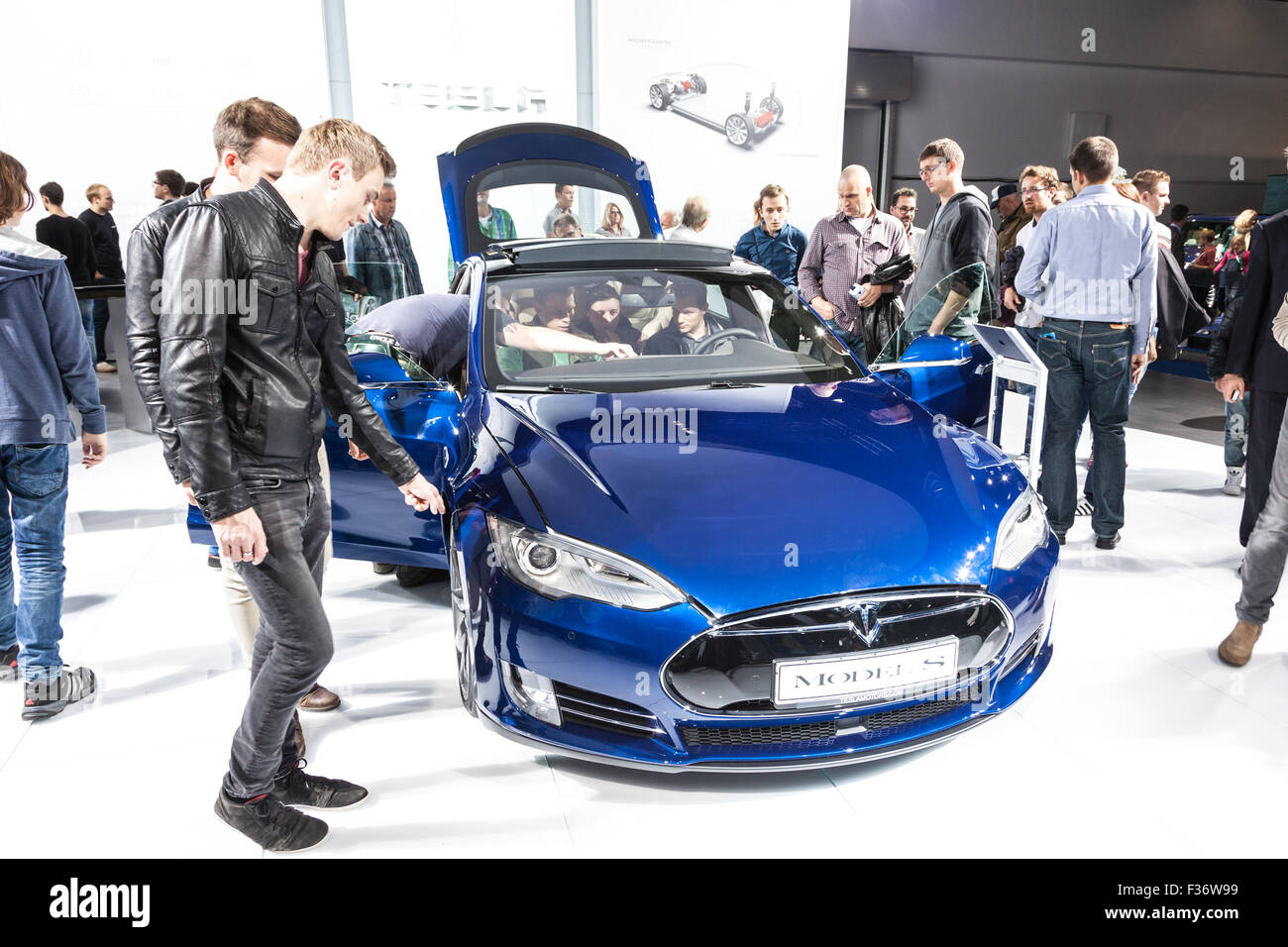 Tesla Model S auto elettrica presso la IAA International Motor Show 2015 Foto Stock