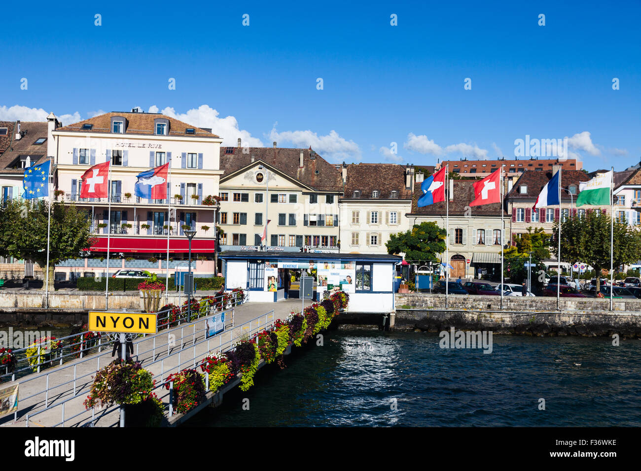 Vista sul lungomare della città di Nyon sul lago di Ginevra, Svizzera Foto Stock