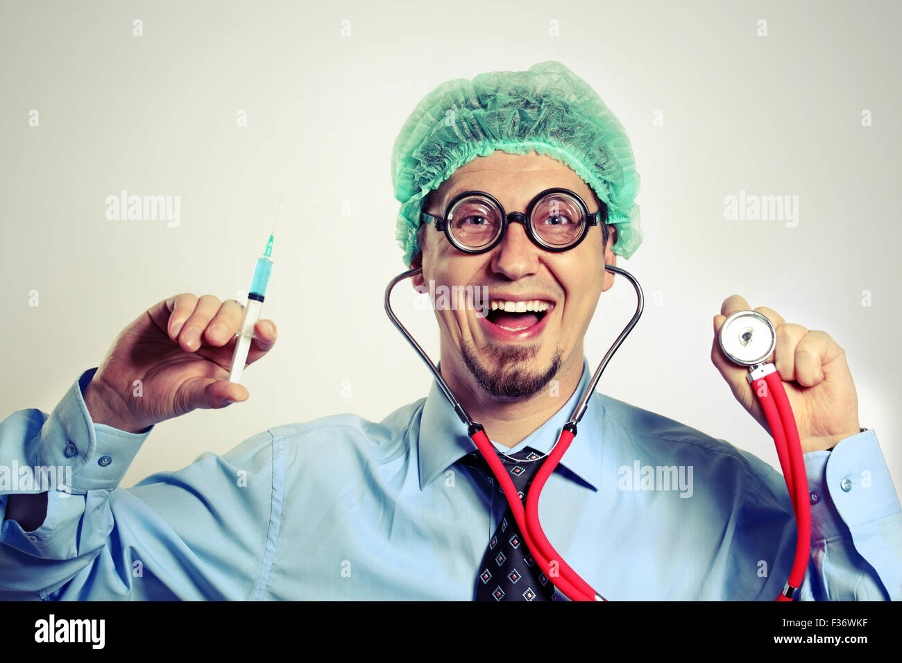 Crazy medico con occhiali neri Foto Stock