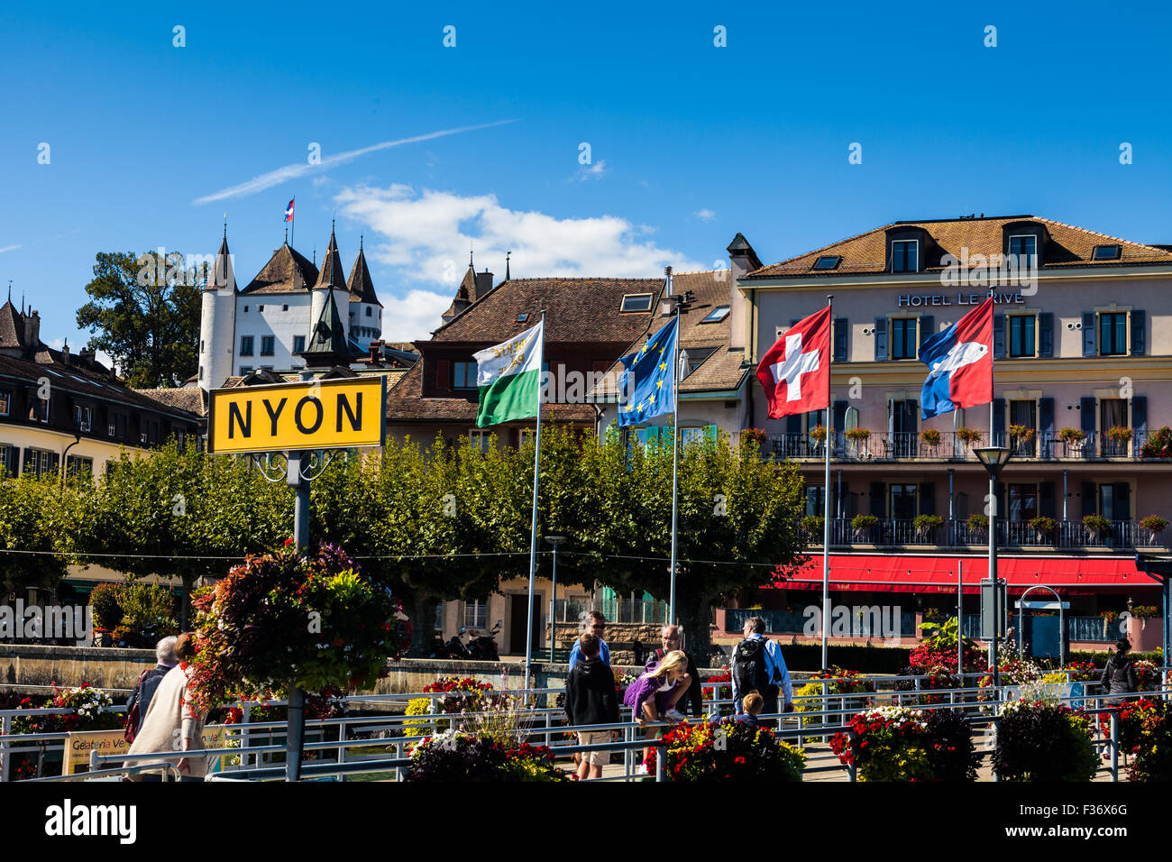 I passeggeri di sbarco da un traghetto presso la città di Nyon in Svizzera Foto Stock