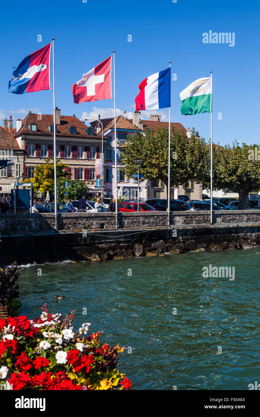 Il lungomare di Nyon dal molo dei traghetti, sul lago di Ginevra, Svizzera Foto Stock