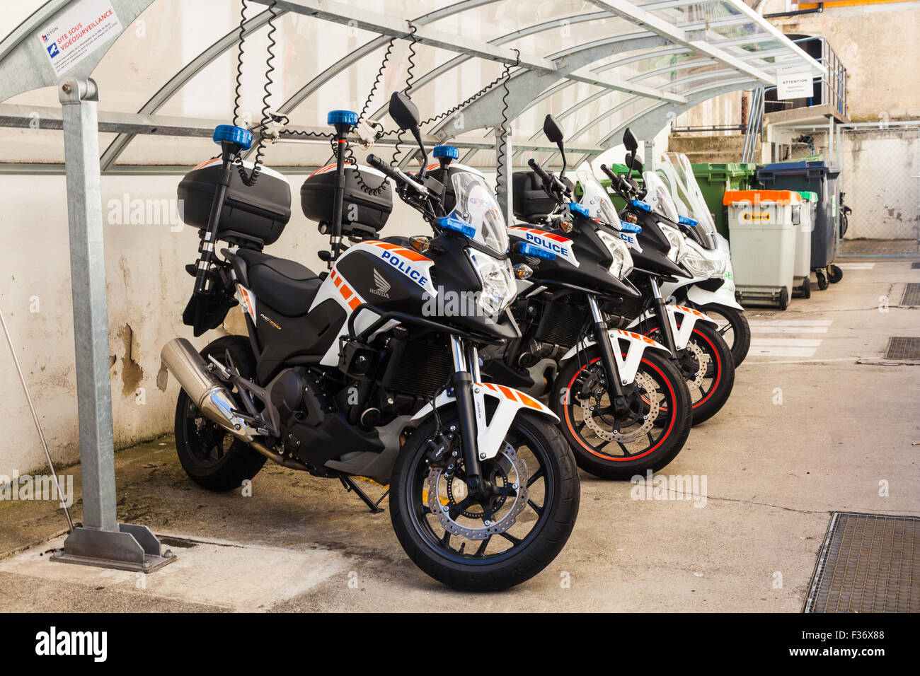 La polizia moto parcheggiate nella parte posteriore del nyon edificio di polizia, Svizzera Foto Stock